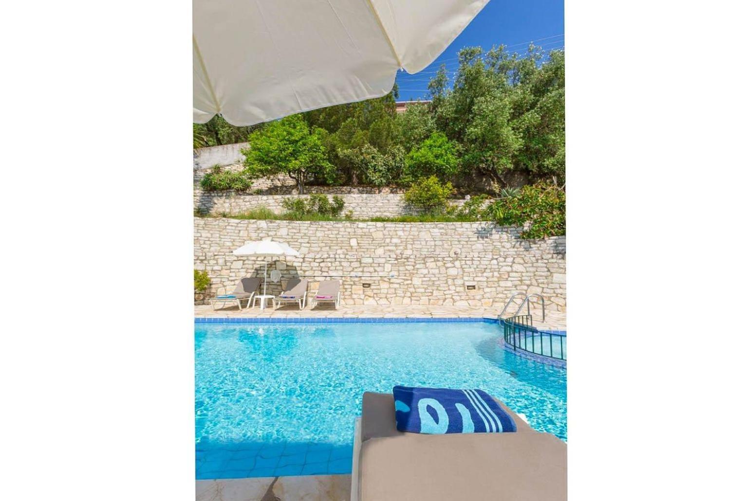 Villa Aris Gimari Exterior photo